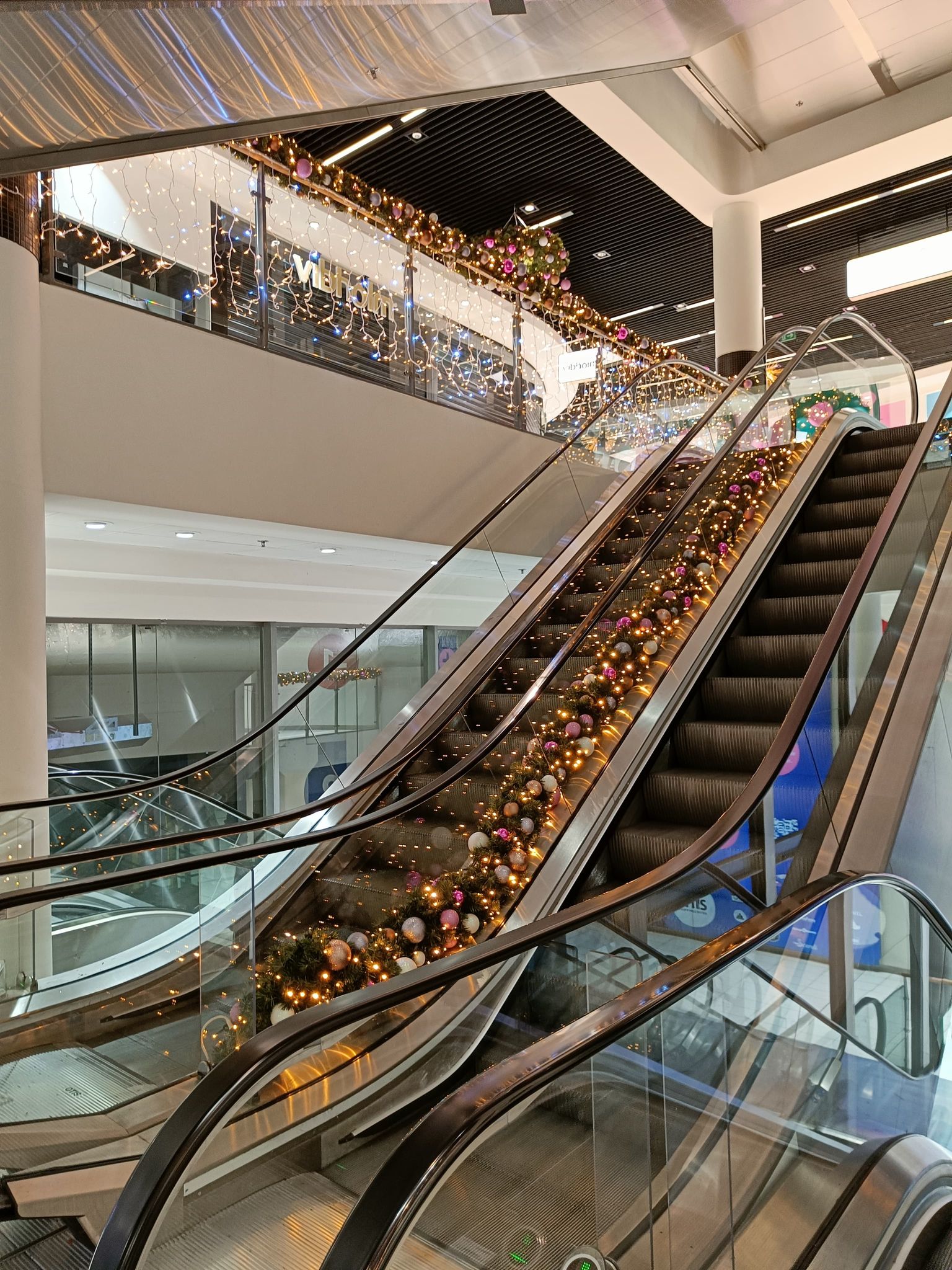 Julepynt shoppingcenter med rulletrappe
