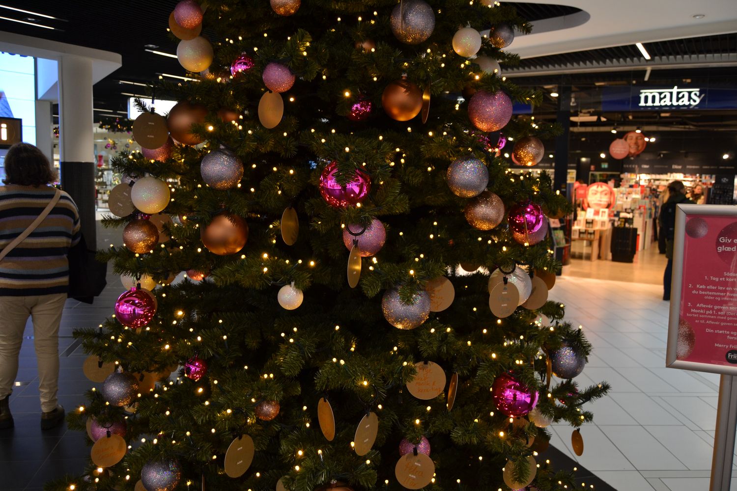Juletræ med pink julekugler