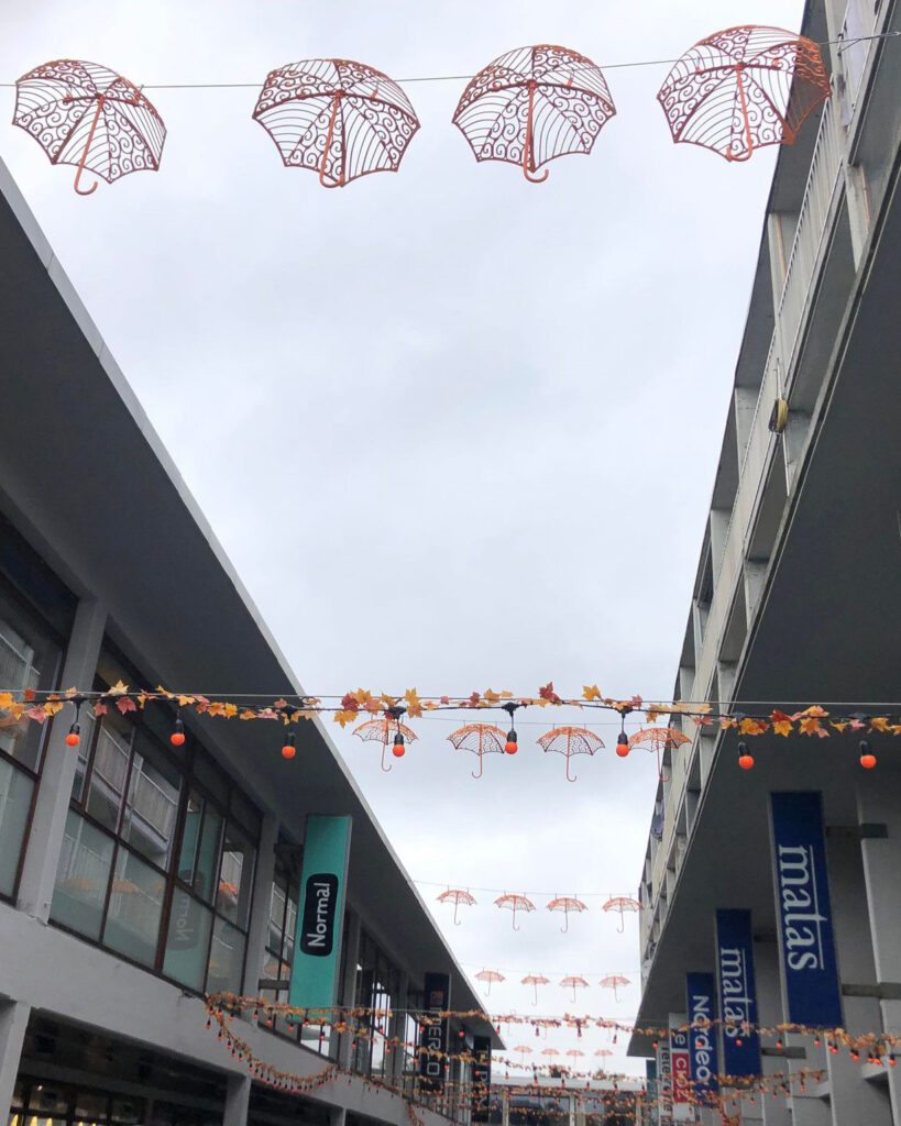 Orange efterårs city dressing i shoppinggade