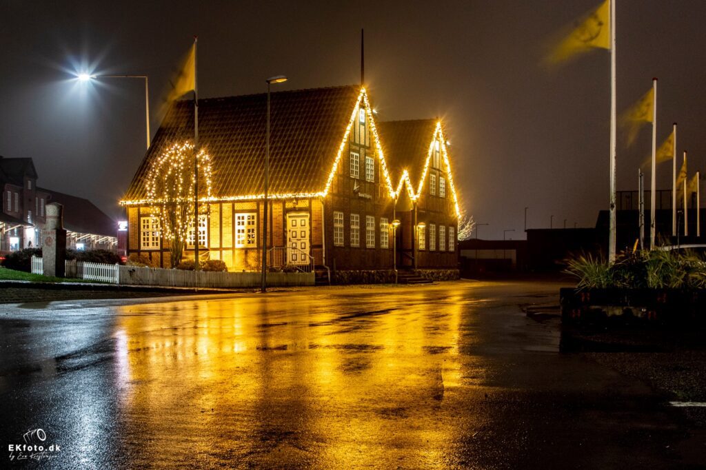 Kontur belysning på bygninger på havnen